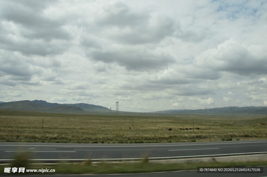 公路边的广袤原野与云层