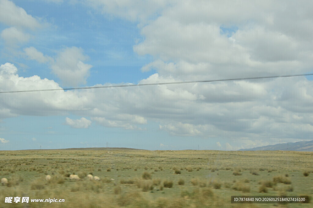 广袤草原上的蓝天白云
