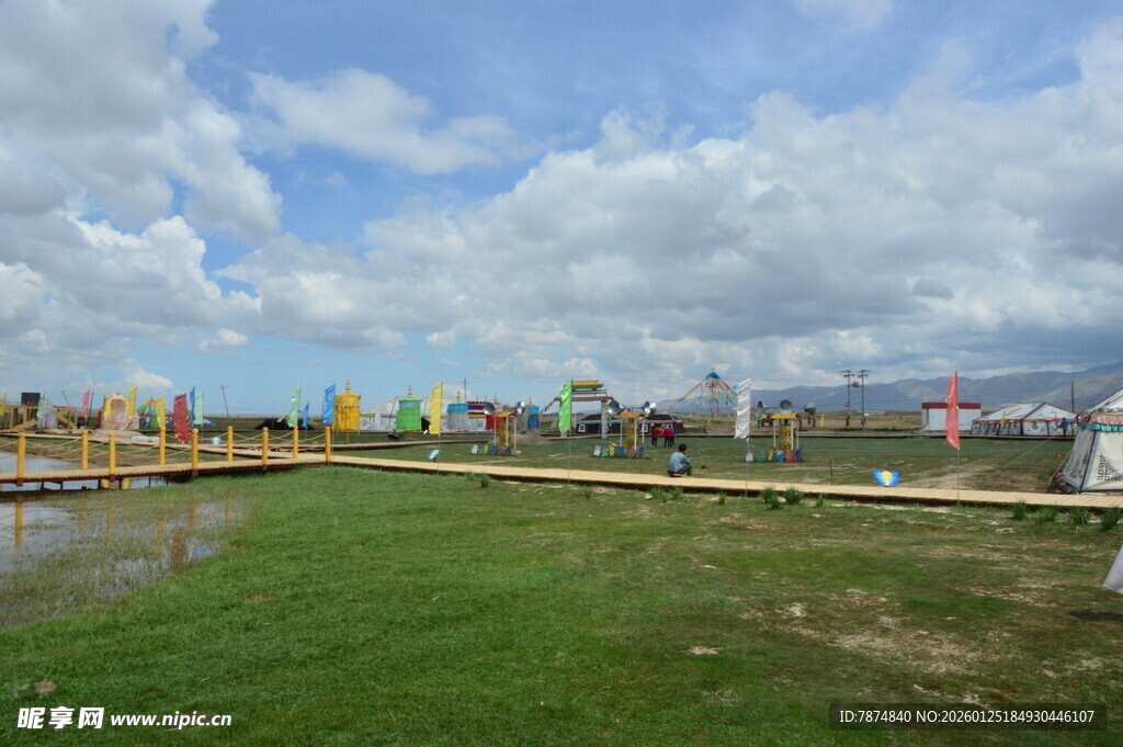 户外多彩景观 草地木桥