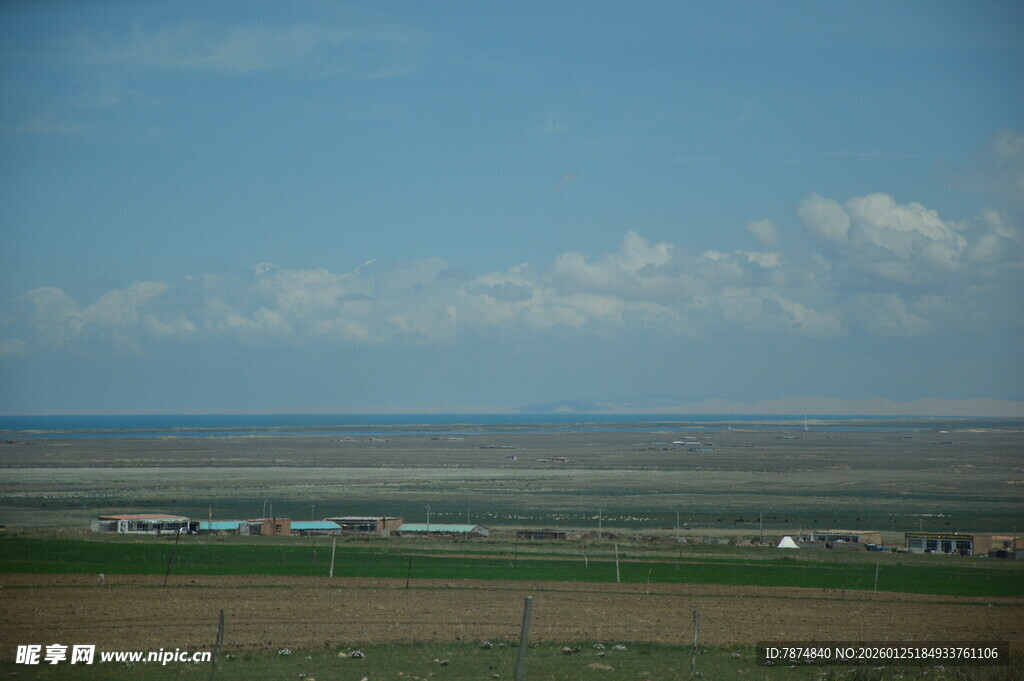 广阔田野与蓝天远景