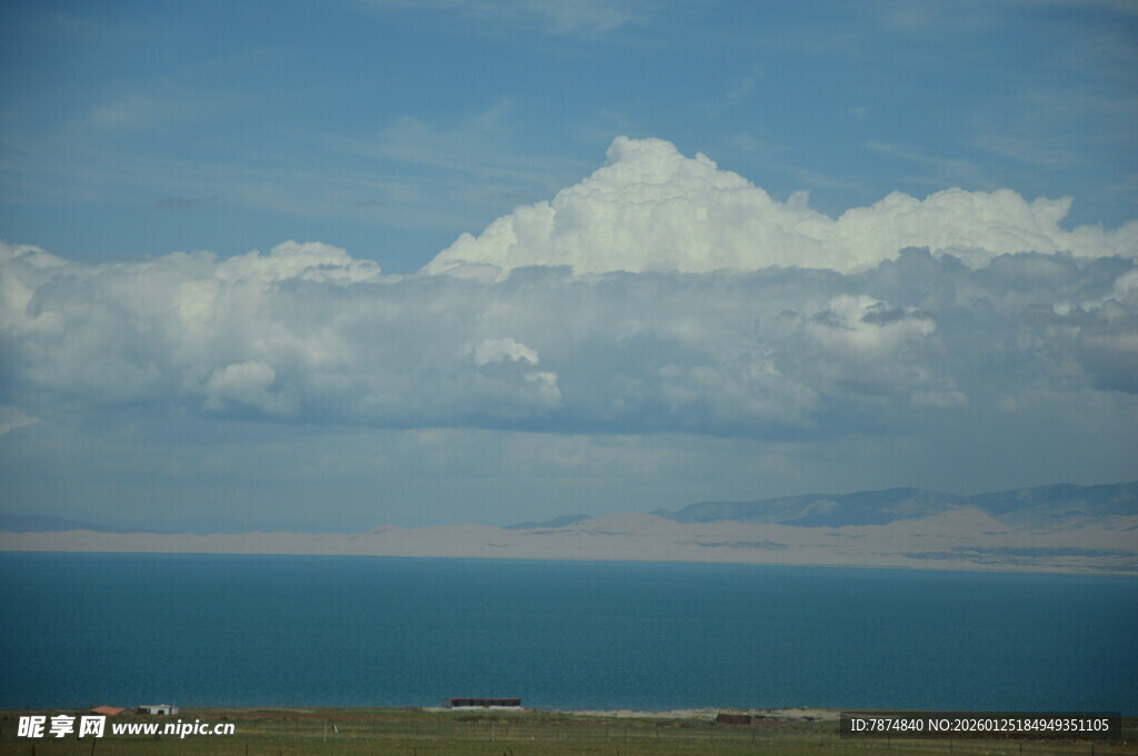 蓝天碧海间的云朵景观
