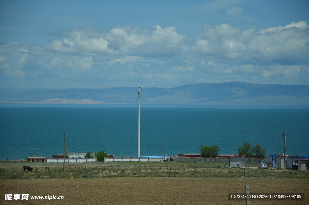 广阔海景与远处山峦