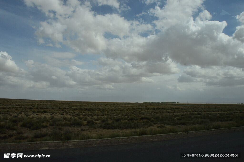 广袤原野上的蓝天白云