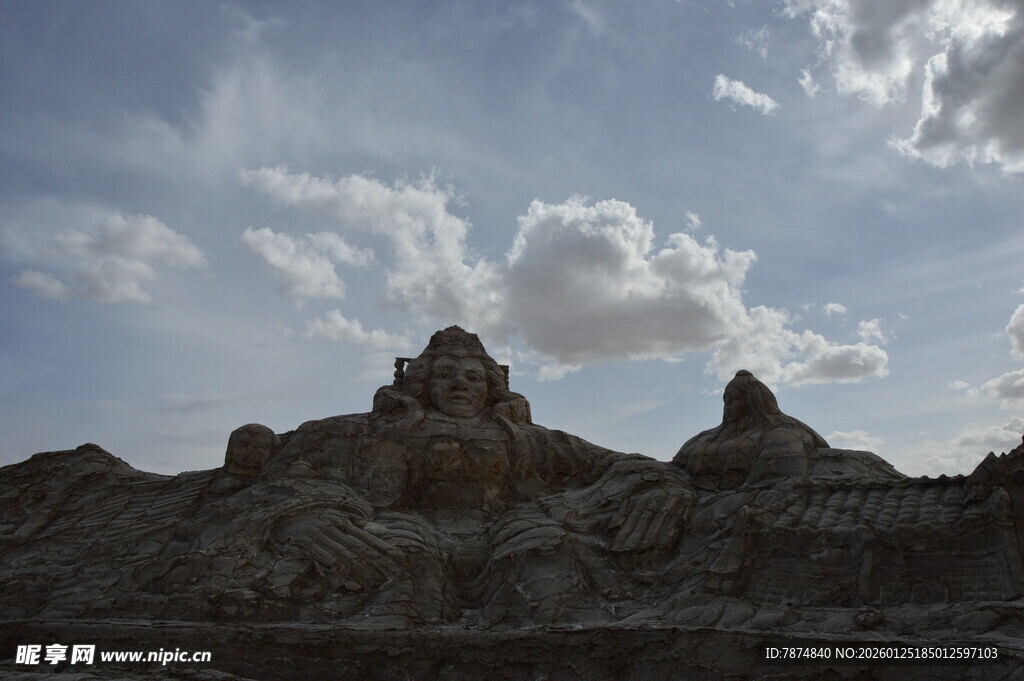 荒野奇特地貌与蓝天白云