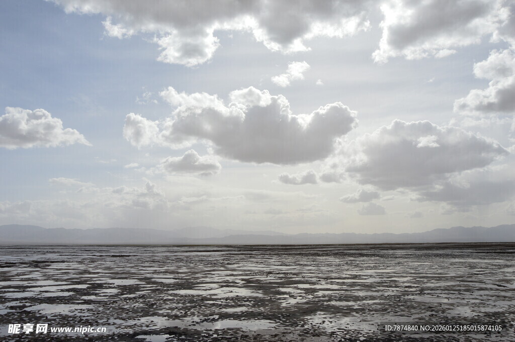 广袤云海下的开阔大地