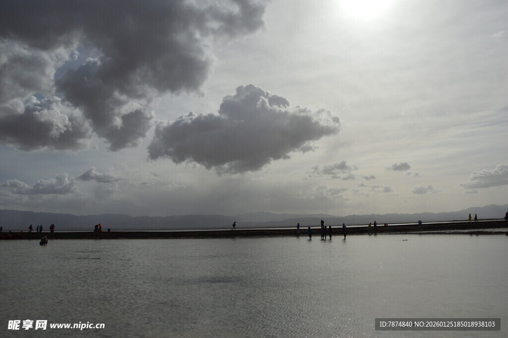夕阳下的平静水面