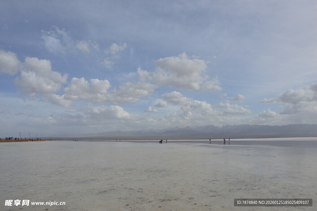 海边广阔沙滩与蓝天白云