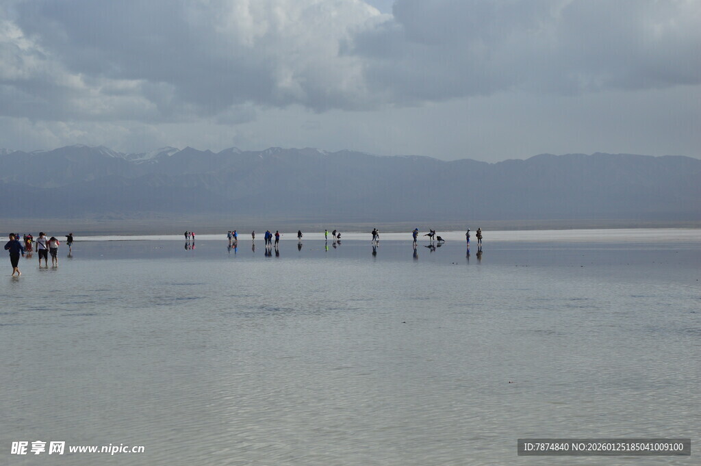 漫步盐湖 享受宁静美景