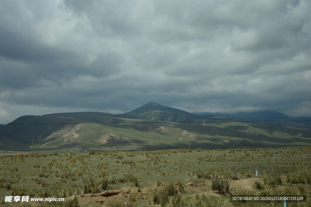 多云天气下的山野风光