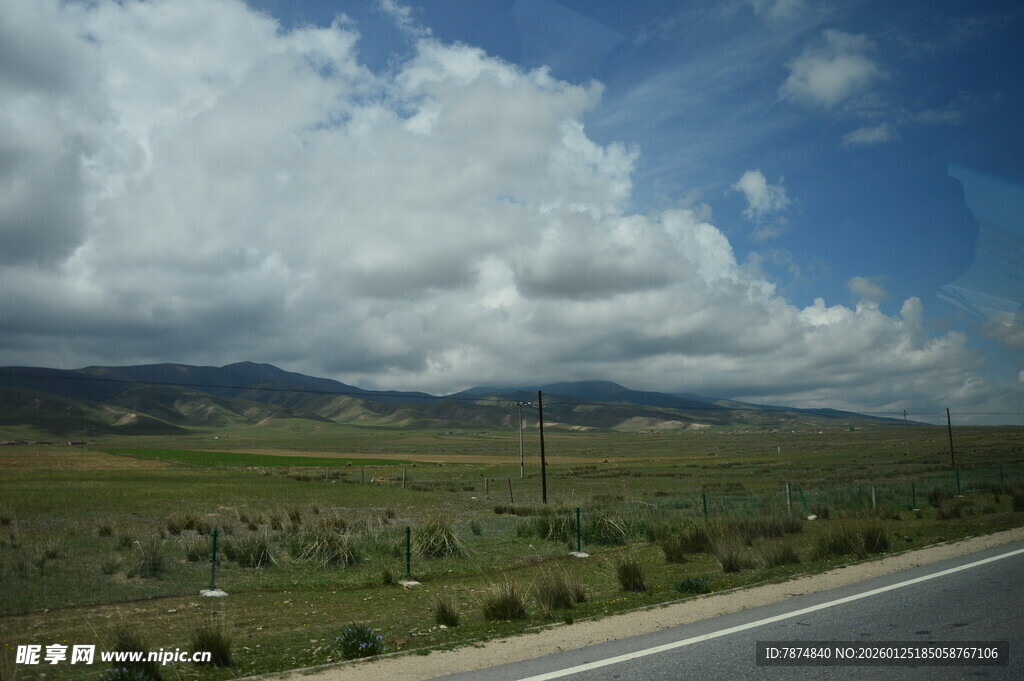 公路边的蓝天绿树与远山