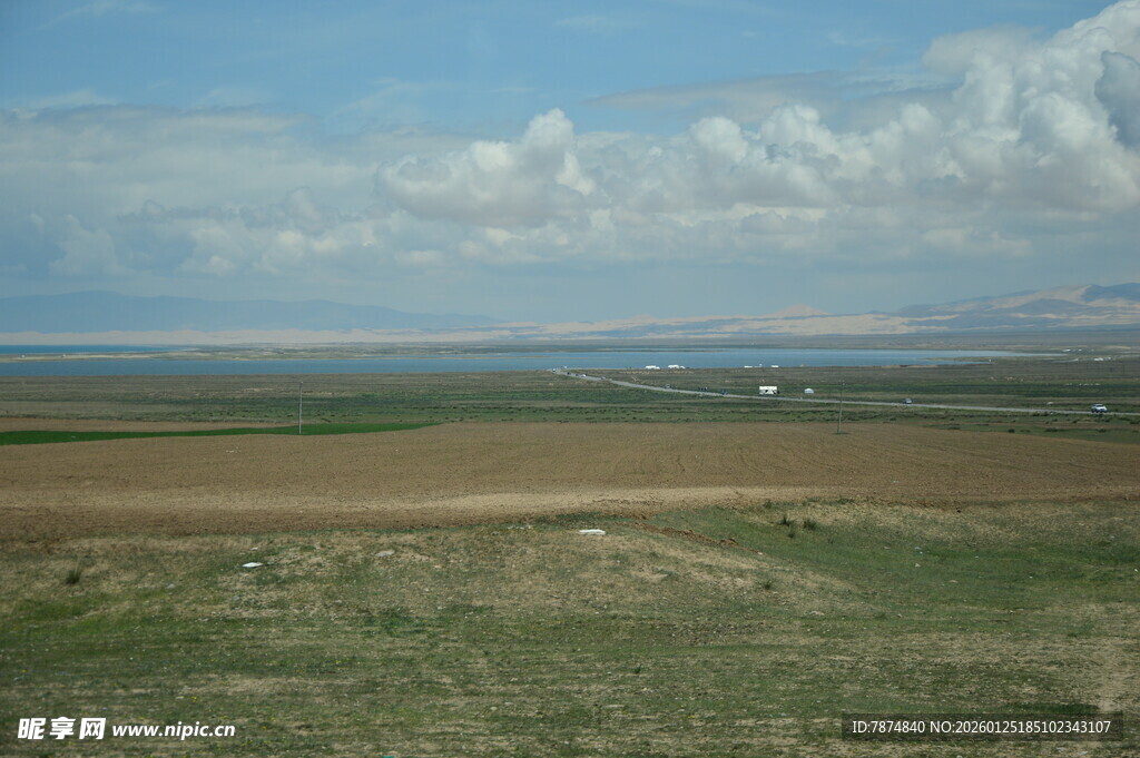 广袤田野与蓝天白云景观