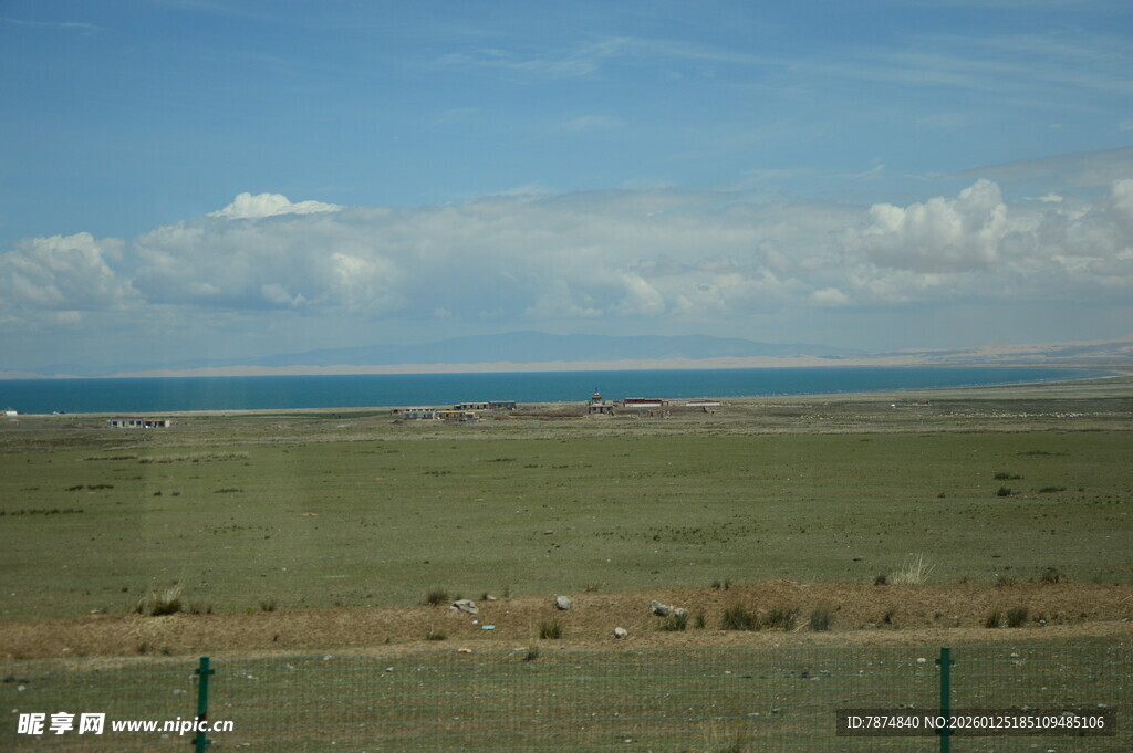 广阔草原与远处蔚蓝大海