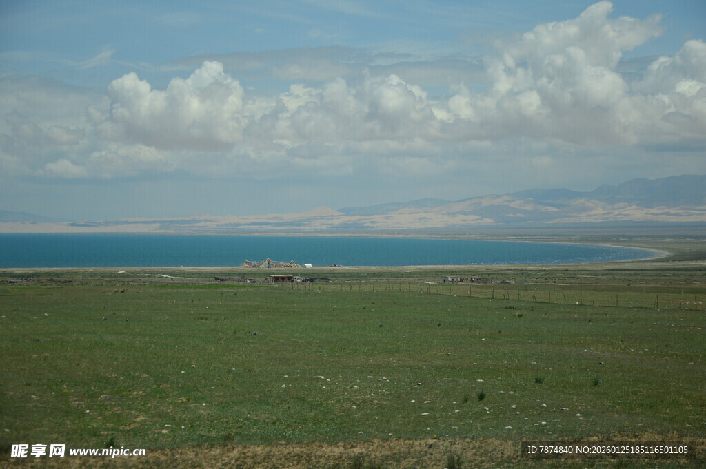 草原湖畔风光