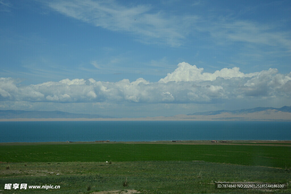 草原湖畔蓝天美景