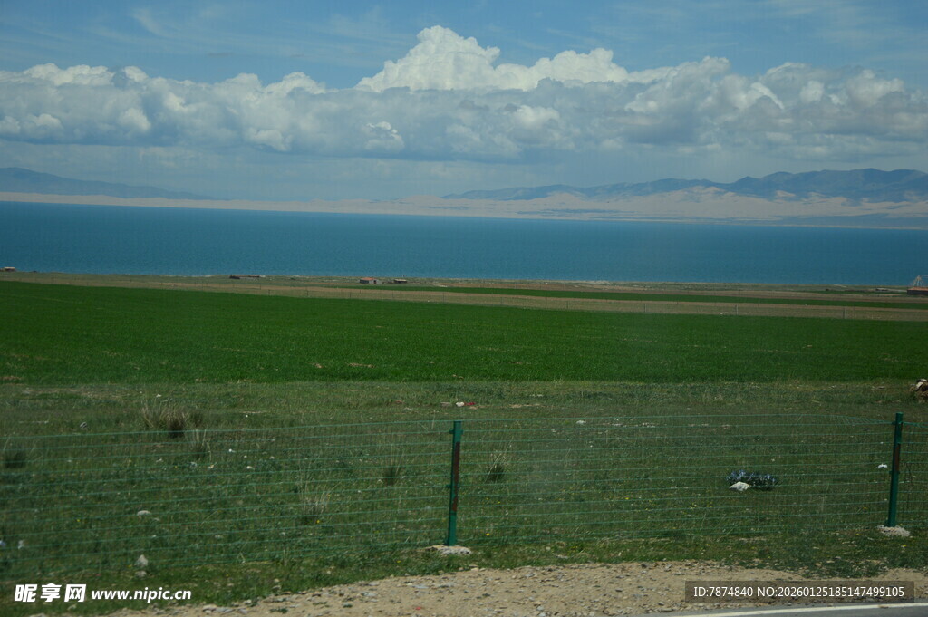 草原湖畔风光