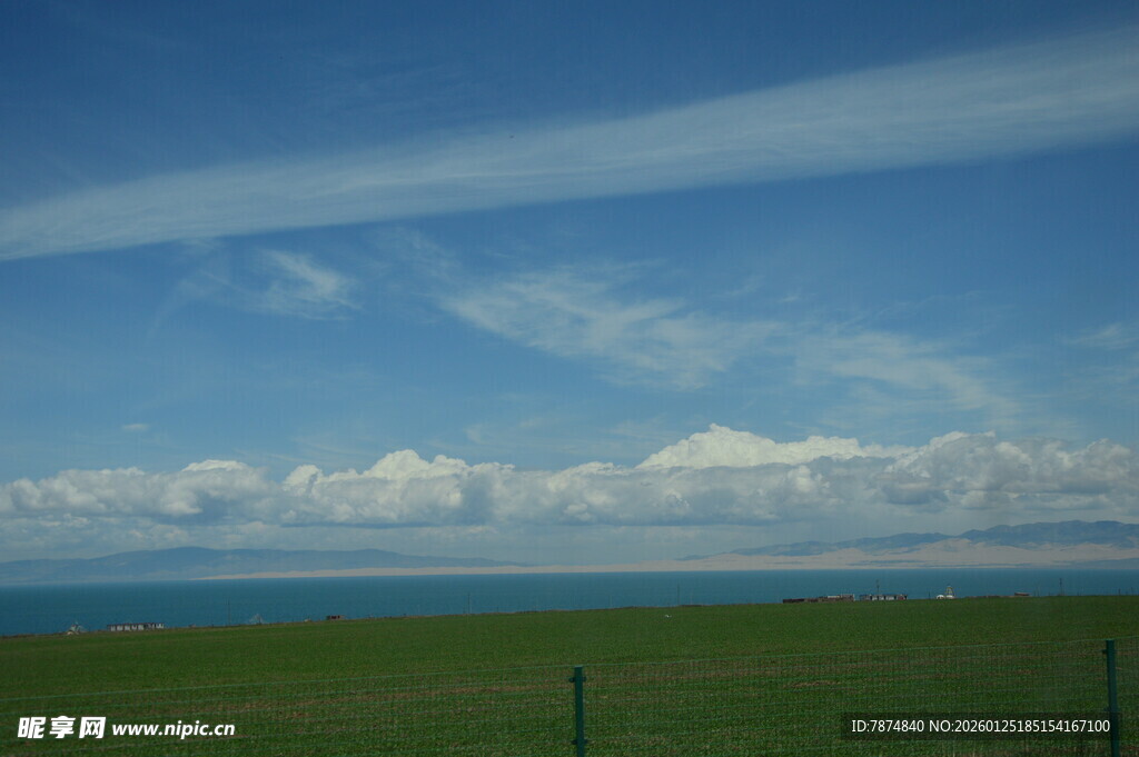 草原蓝天远景风光图