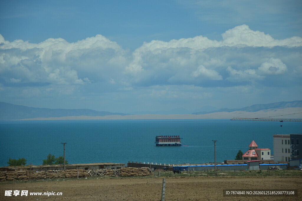 海边风景 远处船只与蓝天