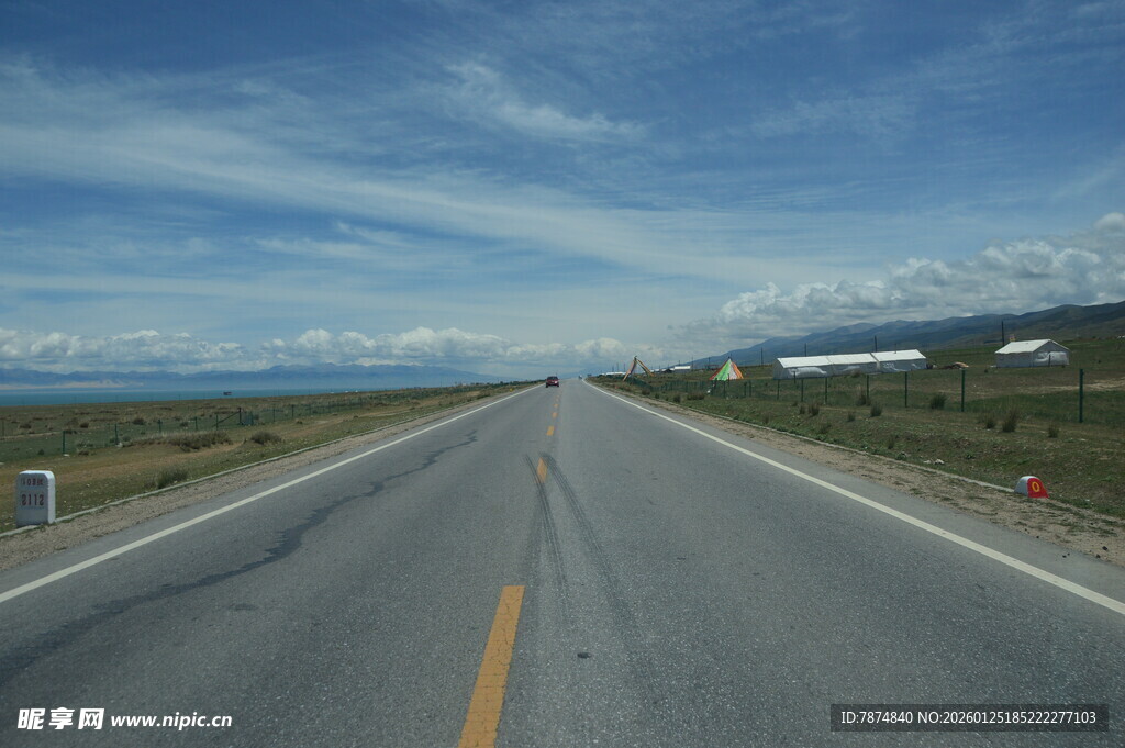 空旷公路延伸向远方