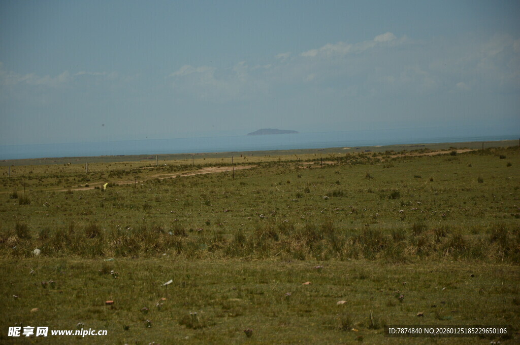 广袤草原与远处蓝天相接