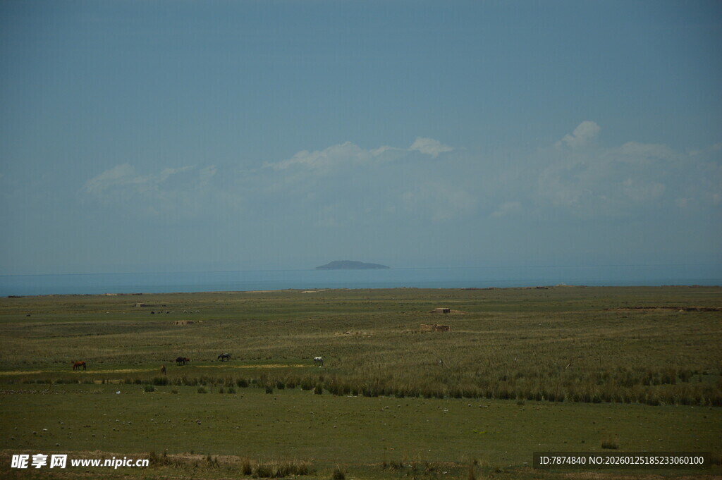 广袤草原与蓝天远景