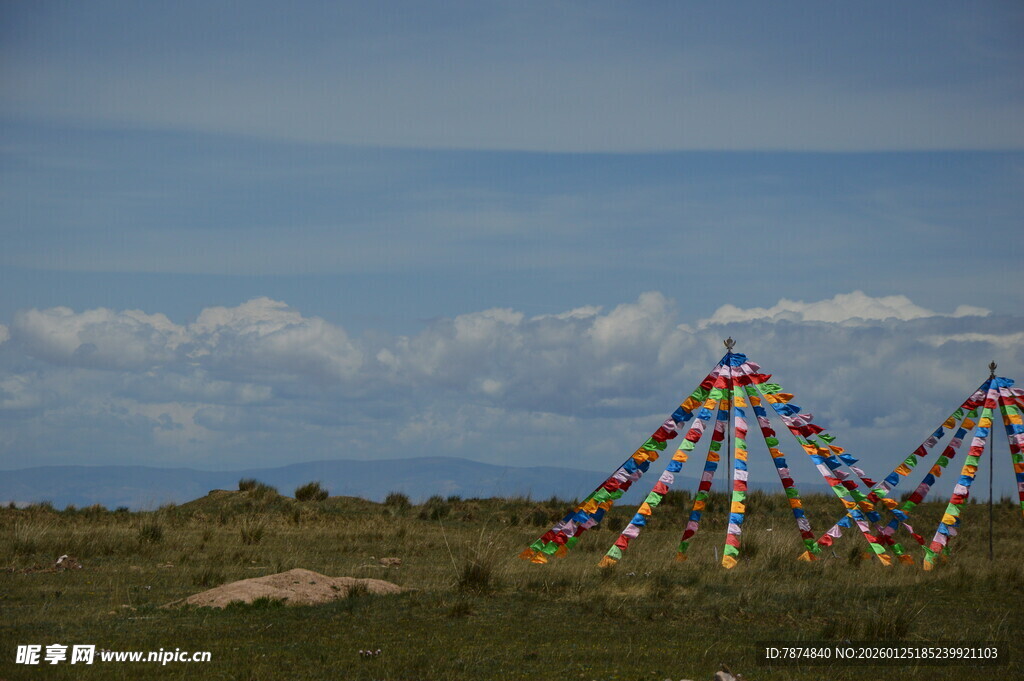 草原上的彩色经幡景观