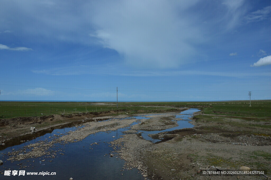 草原溪流风景