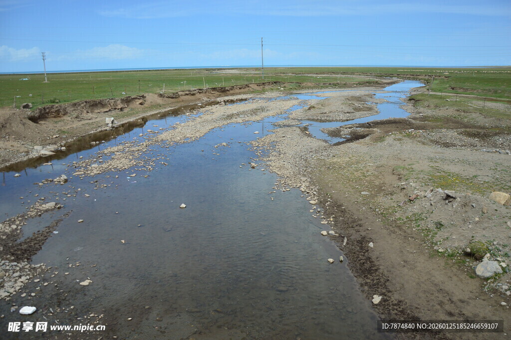 干涸河道现垃圾污染景象