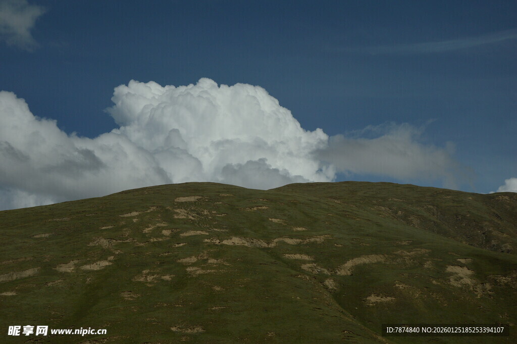 山丘上的壮丽云朵景观