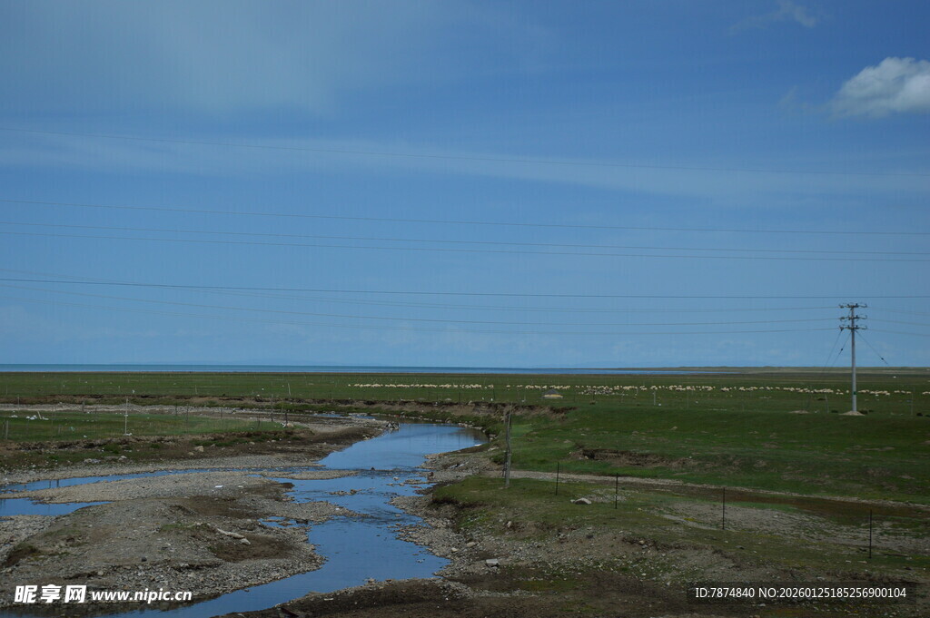 草原上的蜿蜒溪流