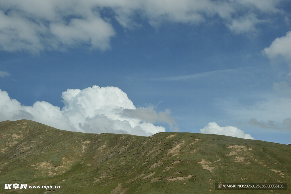 蓝天白云下的翠绿山峦