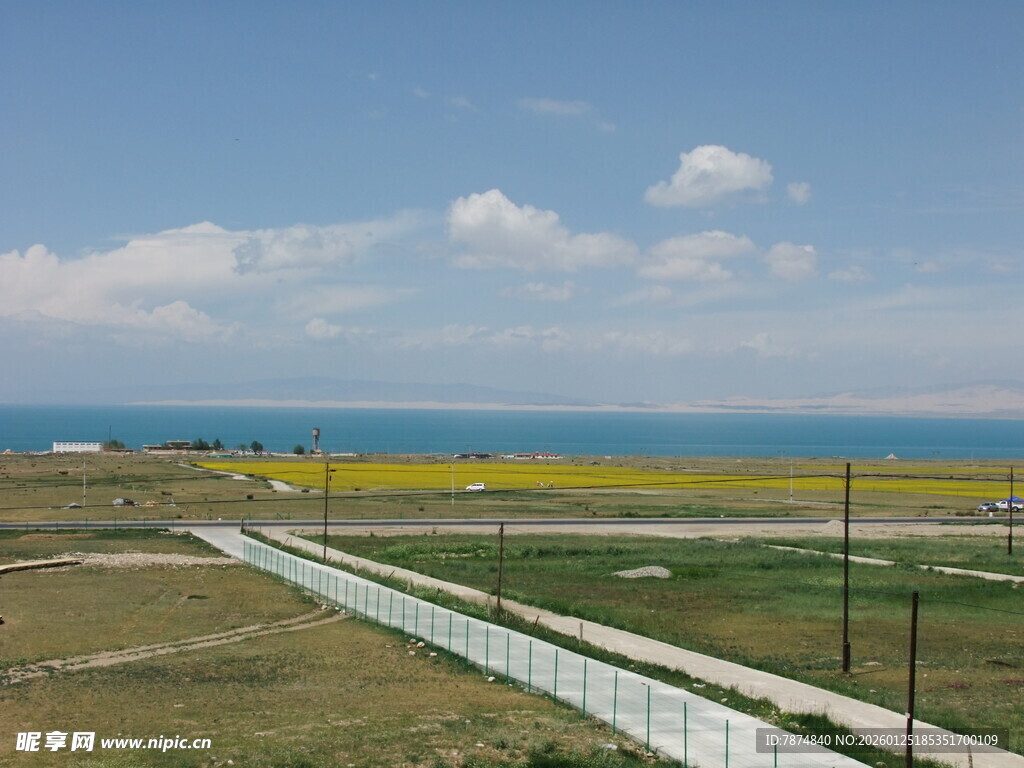 田野旁的公路与广阔海景