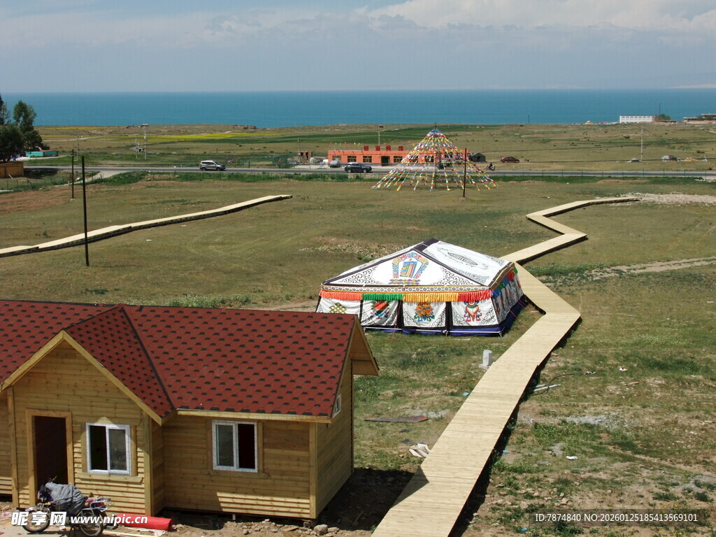 草原上的小屋与多彩帐篷