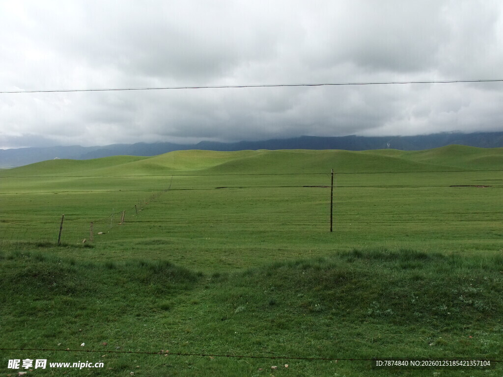 草原风光 云层低垂