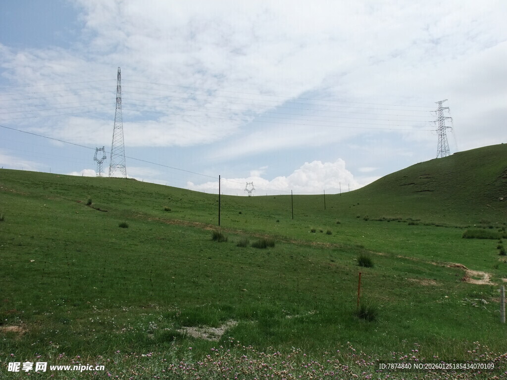 草原上的输电塔景观