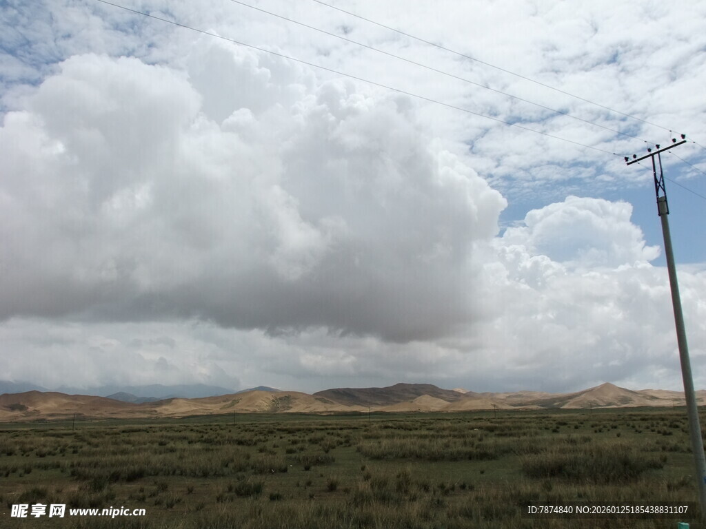 旷野云端下的电线杆
