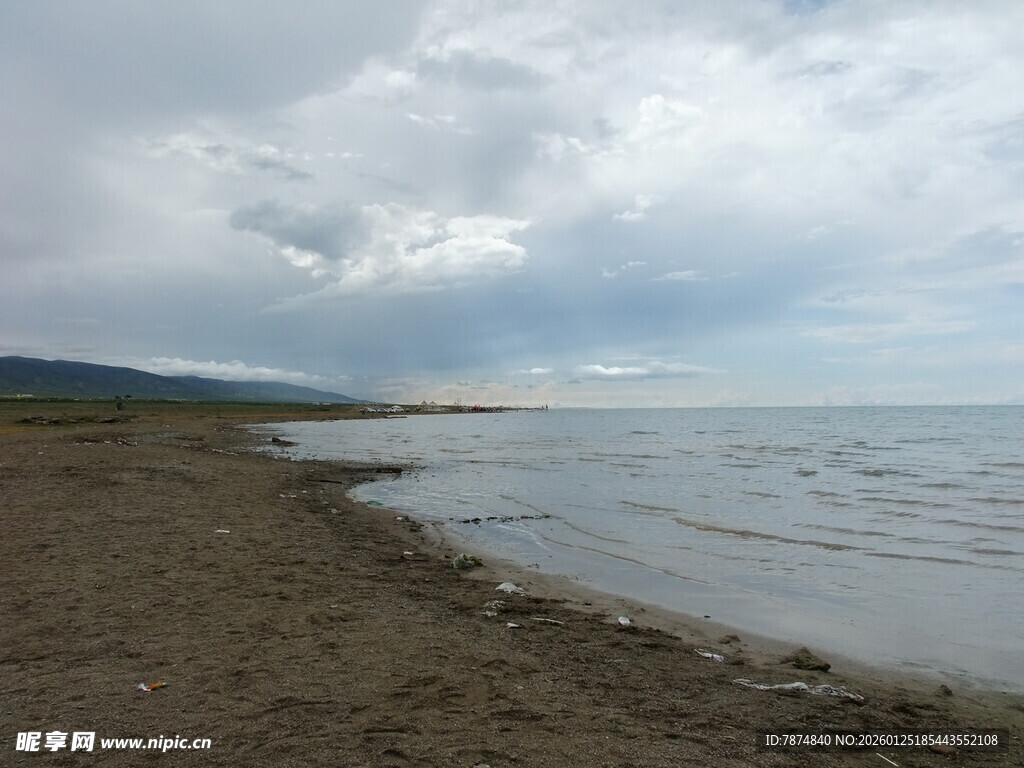 湖畔阴云天 静谧沙滩景