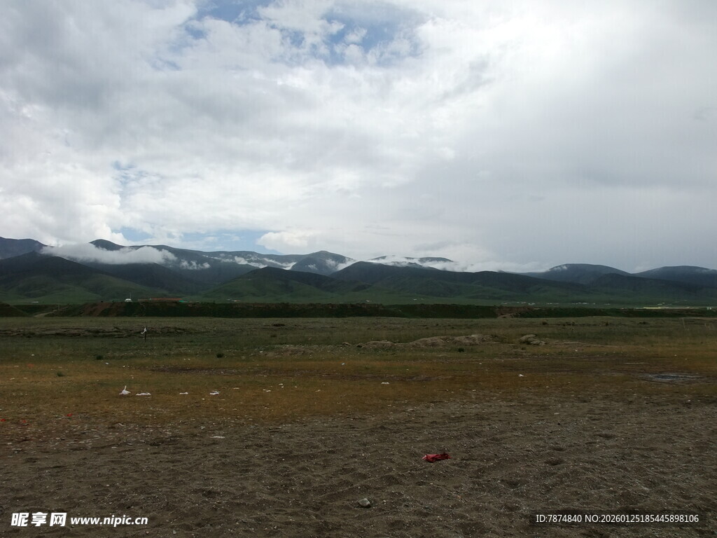 广袤草原与远处山峦风景