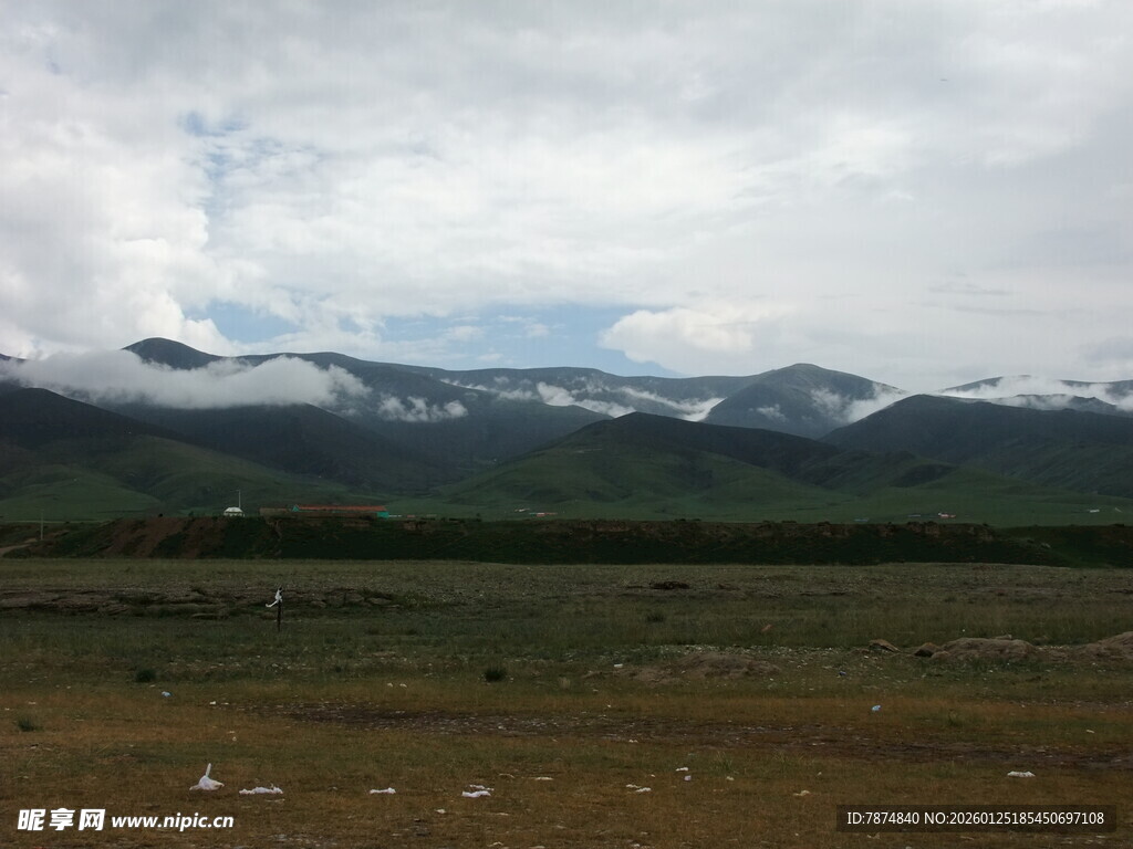 草原远山云雾风景图
