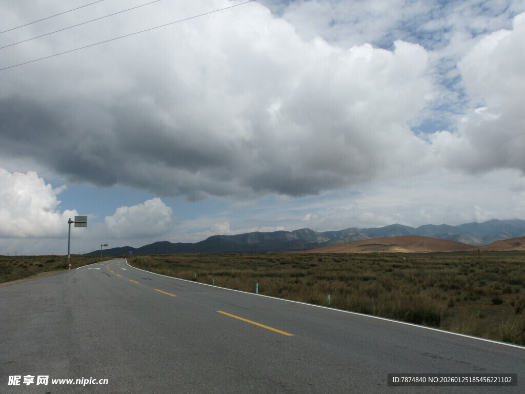 空旷公路与天际厚重云层