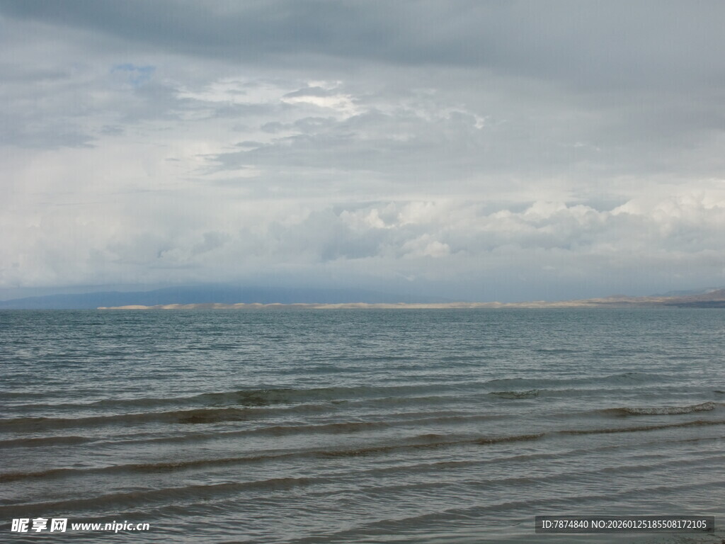 海面阴云密布的宁静景象