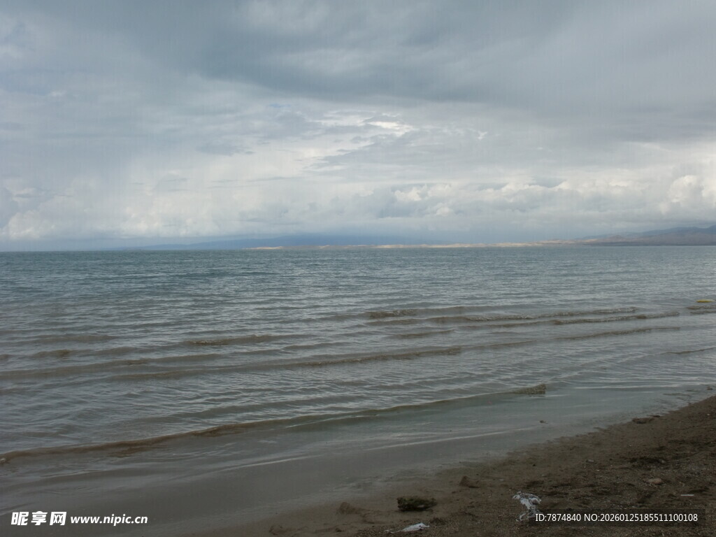 海边阴沉天空下的宁静景象