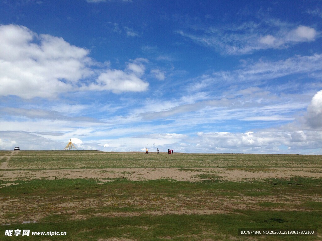 辽阔草原上的蓝天白云