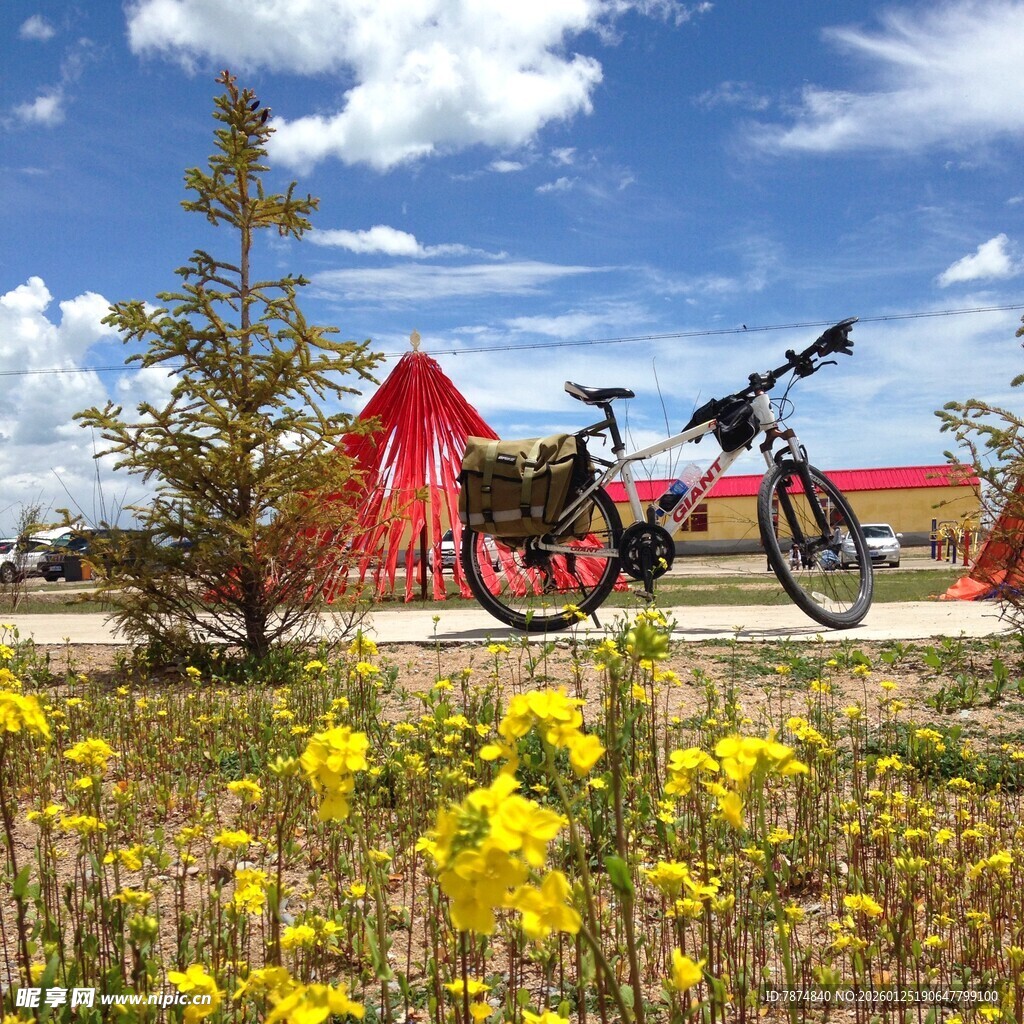草原上的骑行与多彩帐篷