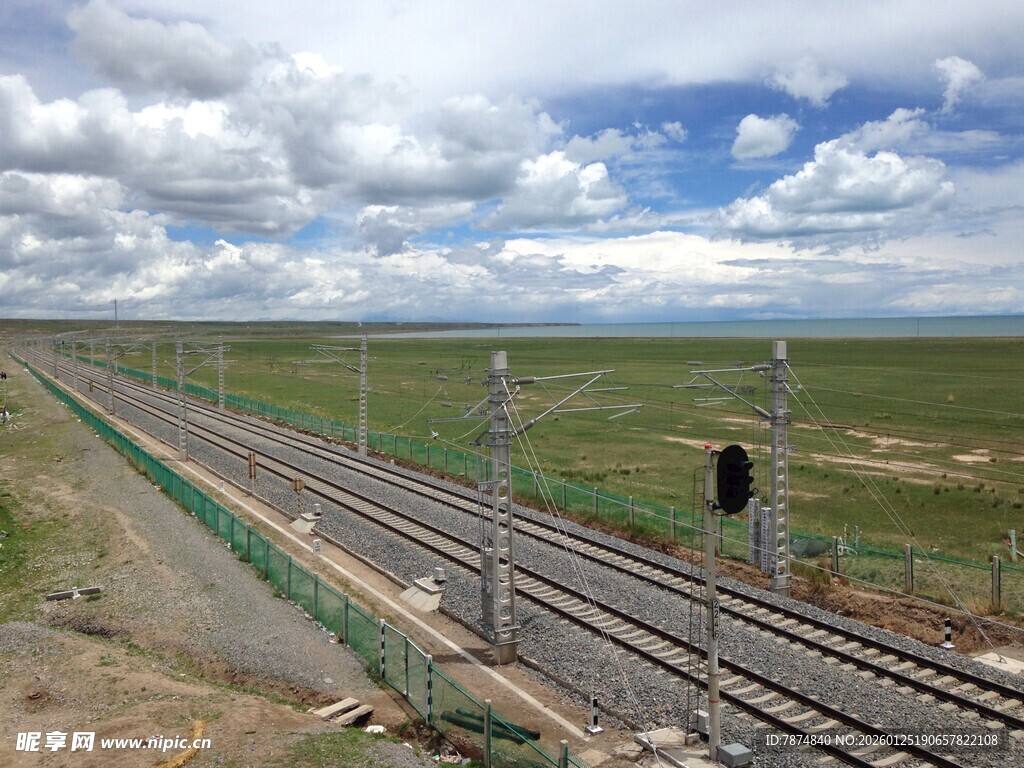 草原铁轨风景