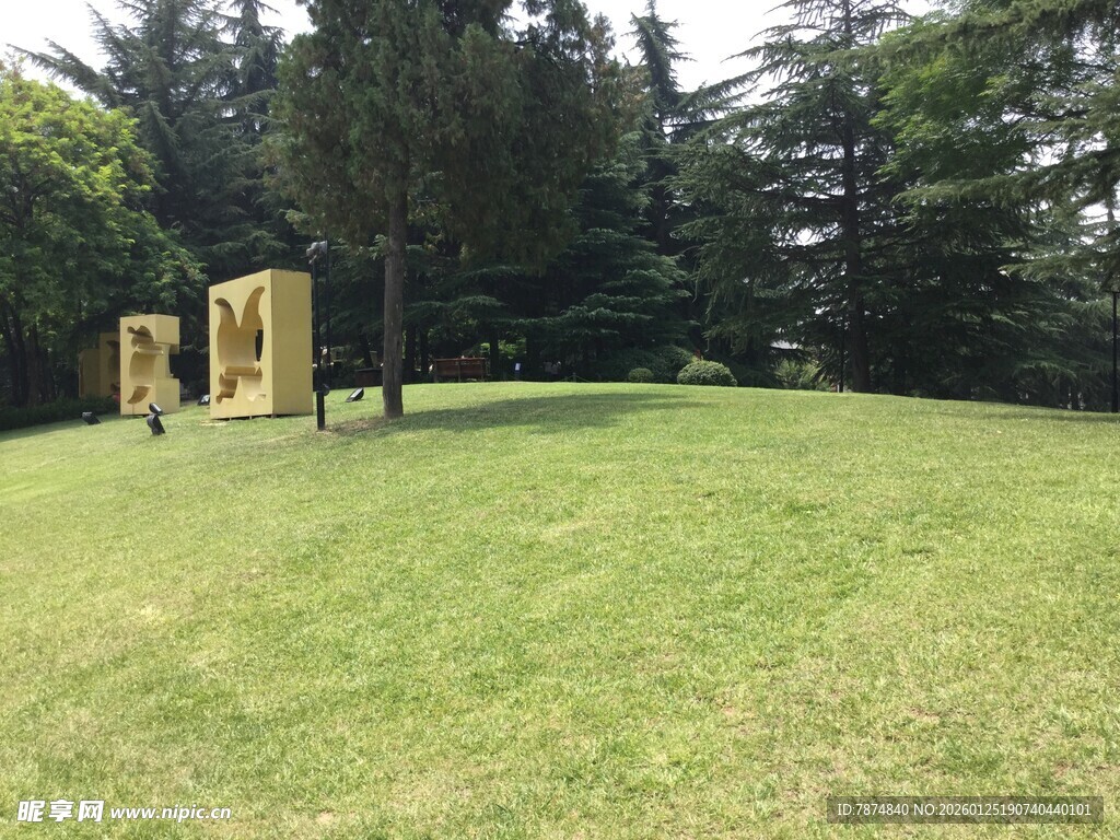 户外草地健身设施场景