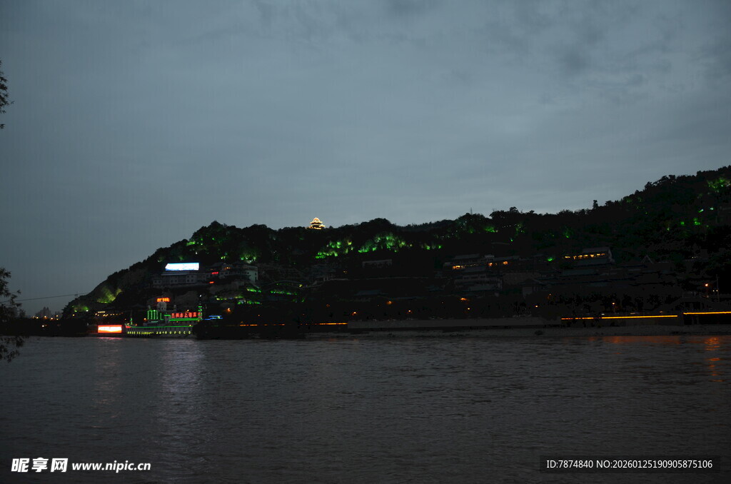 夜幕下的山水风光