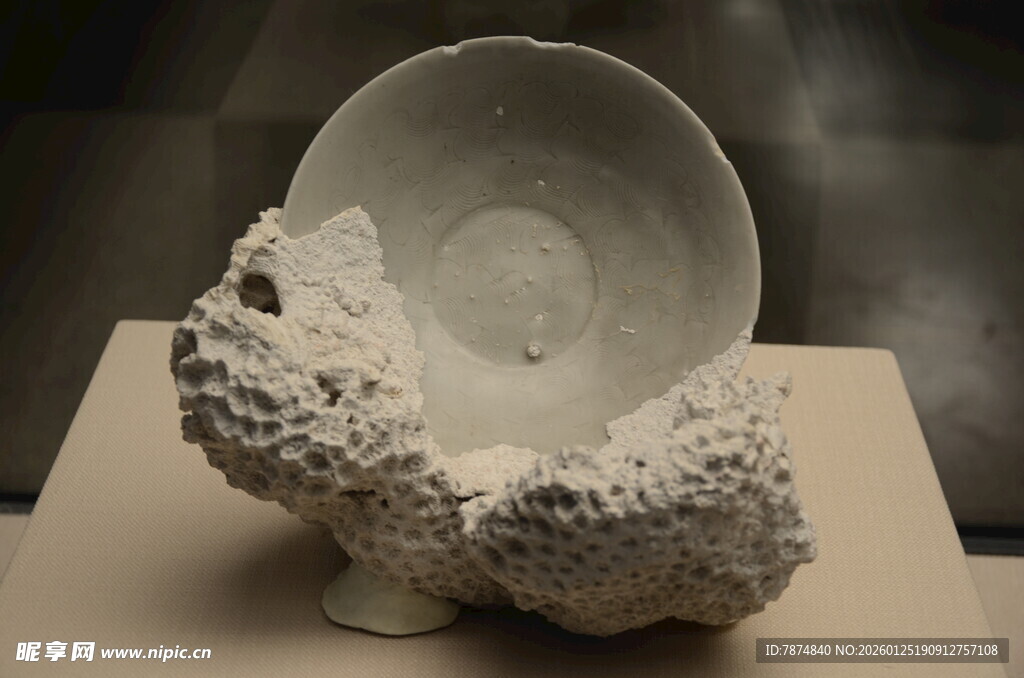 独特造型陶瓷摆件