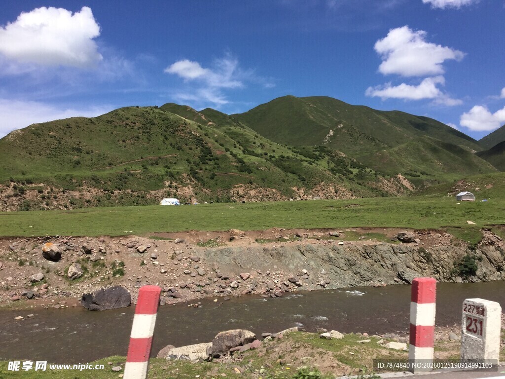 山间河畔的红白警示设施