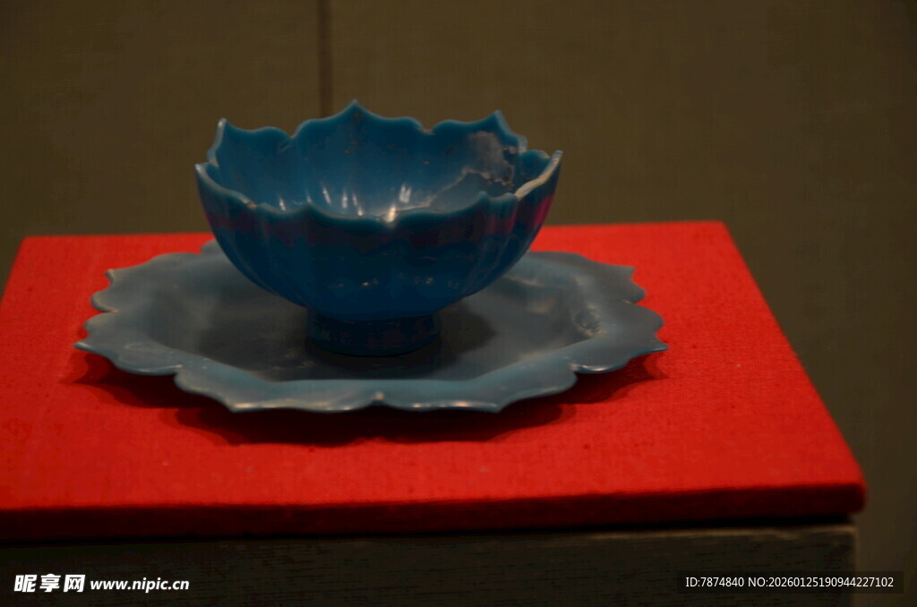 蓝色瓷碗与托盘置于红布上