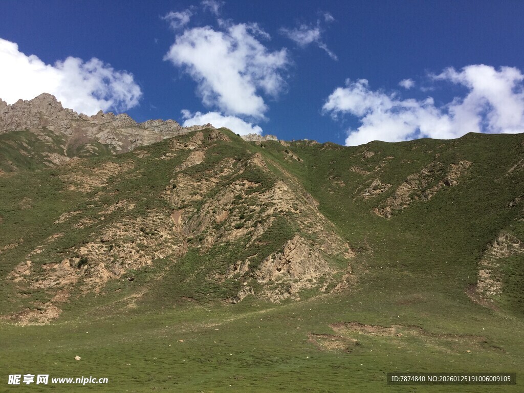 高山草原蓝天白云美景